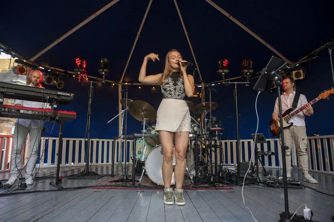 Carrousel XL - de beste compacte coverband voor jullie bruiloft of bedrijfsfeest - van achtergrondmuziek tot feest